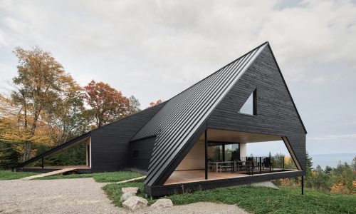 Maison avec toiture en métal noir